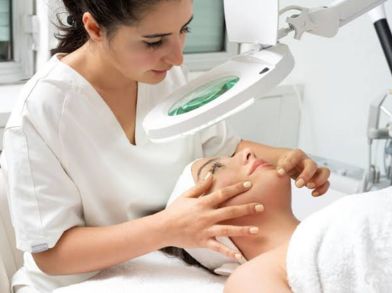 Practical-oriented skincare training and aesthetic education